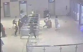 漢中一男子醉酒后，鬧完車站又鬧派出所……縮略圖