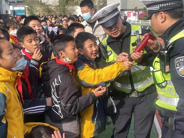 【全國中小學生安全教育日】漢中交警一大隊開講啦！插圖