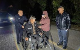 以警心暖民心，民警深夜救助走失老人回家縮略圖