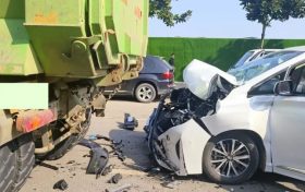 誰的鍋？小轎車直直撞上渣土車尾部！一人受傷被困！縮略圖