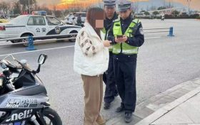 群眾大意丟手機，交警撿起速歸還縮略圖