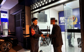男子大意丟挎包，民警尋回獲贊譽(yù)縮略圖