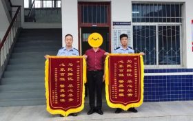 民警快速找回遺失錢包，群眾贈送錦旗致謝！縮略圖