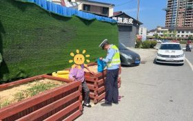 一名老人突然中暑癱坐路邊，幸好…縮略圖