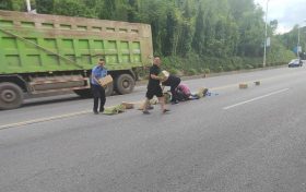 【夏季行動】“貨車途中‘卸貨’，民警秒變‘搬運工’，群眾也來湊熱鬧”縮略圖